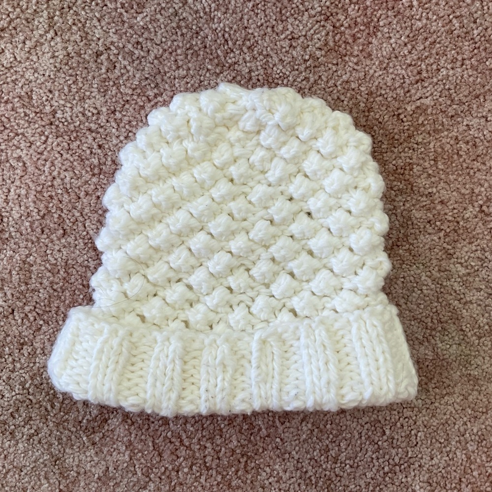 New without tag Lole Women’s Cozy White crochet Beanie